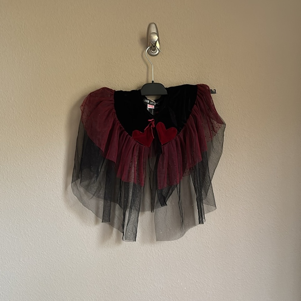 Zara QUEEN OF HEARTS COSTUME CAPE
DARK RED 0/0653/728 - Picture 2 of 4